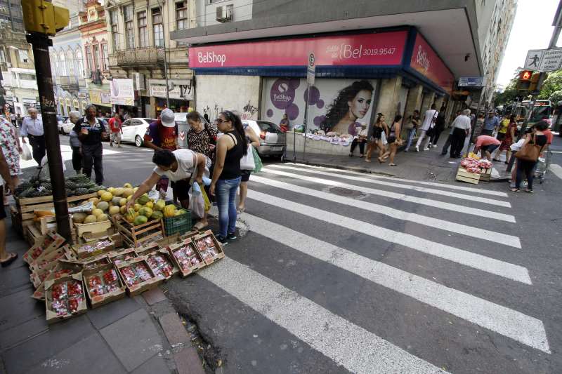 Pessoas que dependem de vagas informais saltaram de 10,15 milhões para 10,7 milhões 