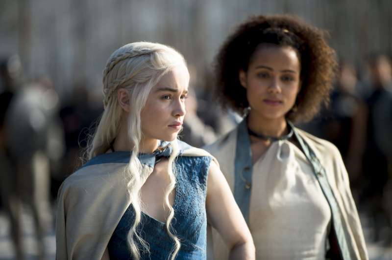 Emilia Clark (e) no papel de Deanerys Targaryen