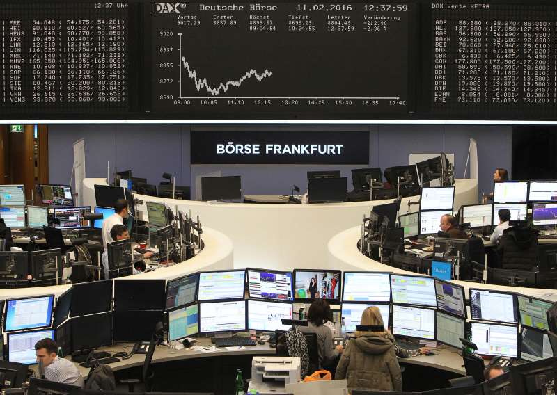 Na bolsa de Frankfurt, a principal na Alemanha,o DAX, se desvalorizou 1,10%, a 13.909,27 pontos