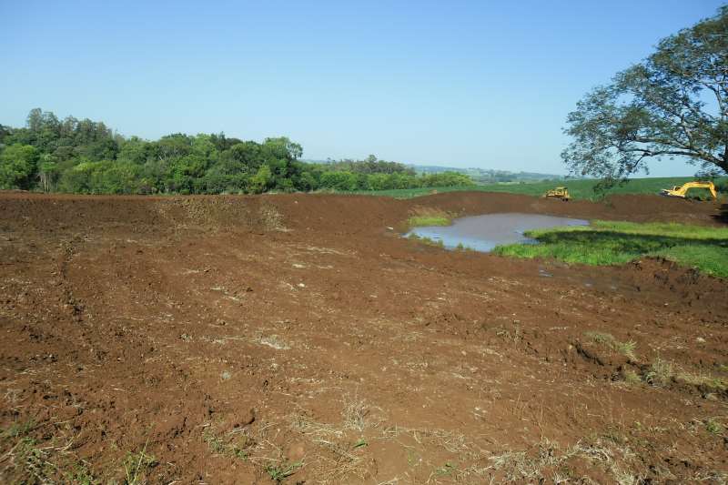 {'nm_midia_inter_thumb1':'https://www.jornaldocomercio.com/_midias/jpg/Imagens6/Thumbnail_128x128/F_0001171246.JPG', 'id_midia_tipo':'2', 'id_tetag_galer':'', 'id_midia':'F_0001171246.JPG', 'cd_midia':6171246, 'ds_midia_link': 'https://www.jornaldocomercio.com/_midias/jpg/Imagens6/F_0001171246.JPG', 'ds_midia': 'Construção de açude em Caibaté. Irrigação de pastagem. Foto Guido Sauzen - Divulgação, Emater', 'ds_midia_credi': 'GUIDO SAUZEN/EMATER/DIVULGAÇÃO/JC', 'ds_midia_titlo': 'Construção de açude em Caibaté. Irrigação de pastagem. Foto Guido Sauzen - Divulgação, Emater', 'cd_tetag': '1', 'cd_midia_w': '800', 'cd_midia_h': '533', 'align': 'Left'}