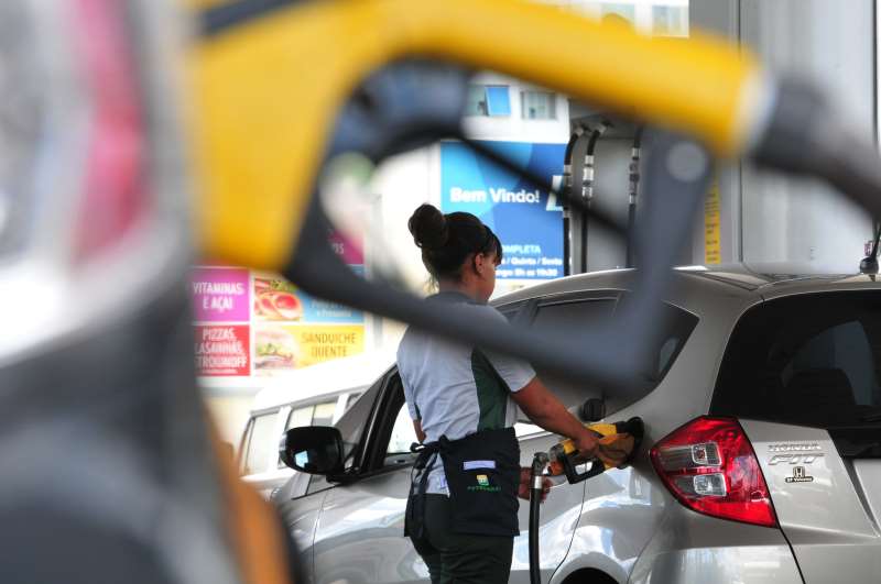Os preços dos combustíveis têm sido reajustados quase que diariamente