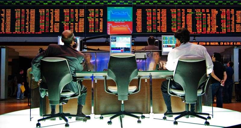 Com forte participação de investidores estrangeiros, a Bovespa minimizou as quedas em Wall Street e fechou aos 65.748,62 pontos