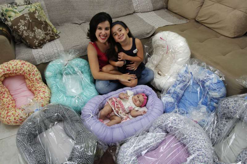 Entrevista com Renata Fraga, confecciona o Ninho Baby (ninhos para rec�m-nascidos);

na foto: Renata Fraga com as filhas Valentina  ( 5 anos) e Maite ( 4 meses )
