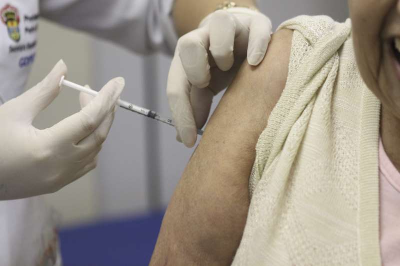 Vacinação antecipada pode diminuir demanda de hospitais, afirma Ministério da Saúde