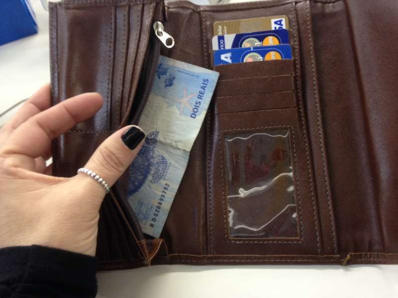 A pesquisa considera como dívidas as contas a vencer nas modalidades cartão de crédito, cheque especial, carnê de loja, crédito consignado, empréstimo pessoal, cheque pré-datado e prestações de carro e casa