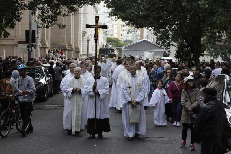 Após missa de Corpus Christi em frente à Catedral, ocorre a tradicional procissão dos fiéis