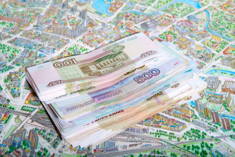 Às 12h43 (de Brasília), o dólar subia a 144,025 rublos, após bater máxima a 145,025 rublos