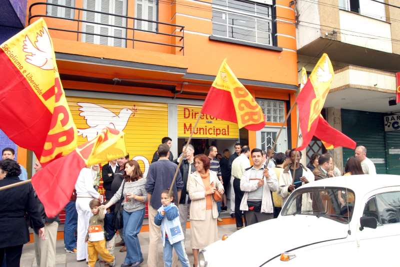 Socialistas aprovaram apoio a Melo em duas votações internas, contrariando orientação nacional