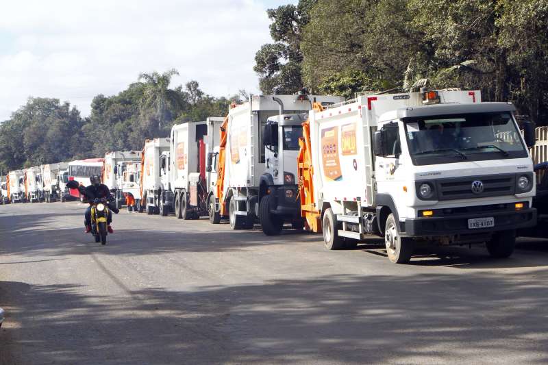 Caminhões da empresa que faz a coleta precisam manter monitoramento por GPS