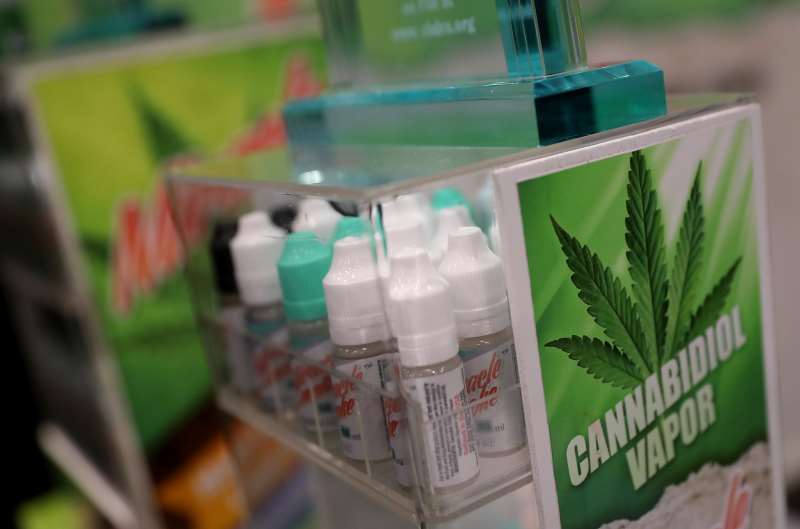 Proposta prevê que os medicamentos à base de cannabis devem ser vendidos apenas em farmácias
