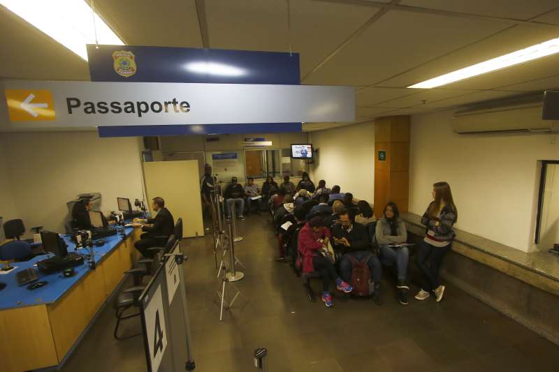 Por falta de recursos, emissão de passaportes está suspensa há duas semanas no País 