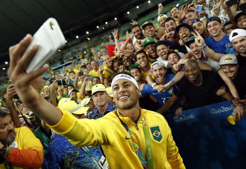 Celebridades como Neymar usam fotos pessoais como estratégia de comunicação