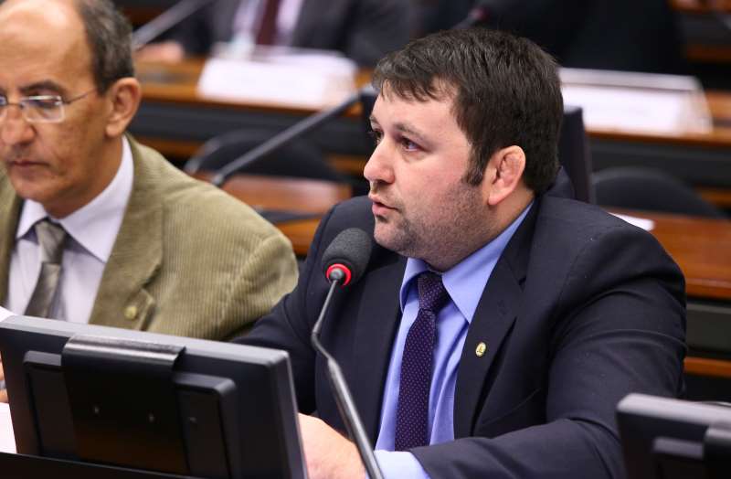 "Começou a triste temporada de compra e venda de parlamentares em Brasília", diz Derly 