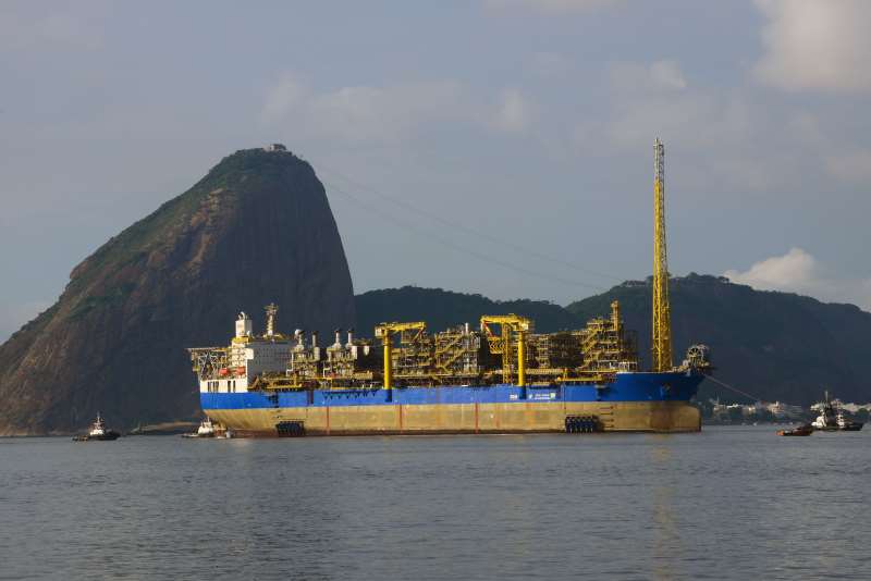Como o Brasil é exportador de petróleo, uma alta nos preços da commodity beneficiaria a balança comercial