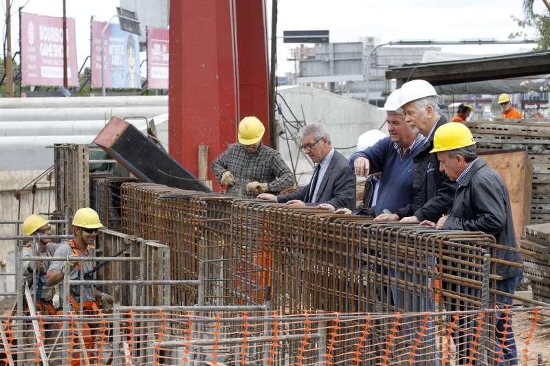 Schmitt (direita) ao lado do ex-prefeito Fortunati visita obras previstas para a Copa