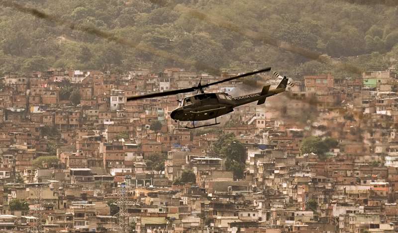 Entre as pessoas mortas em decorrência da operação, está Gabrielle Ferreira da Cunha, 41, moradora da Chatuba, favela vizinha, e que foi baleada dentro de casa