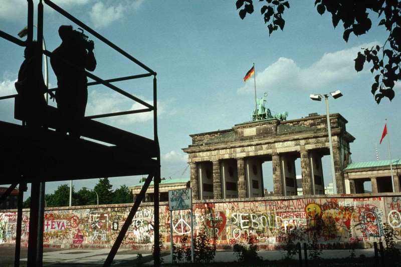 Marco divisor entre Alemanha Ocidental e Oriental, Muro de Berlim foi mantido por 28 anos 