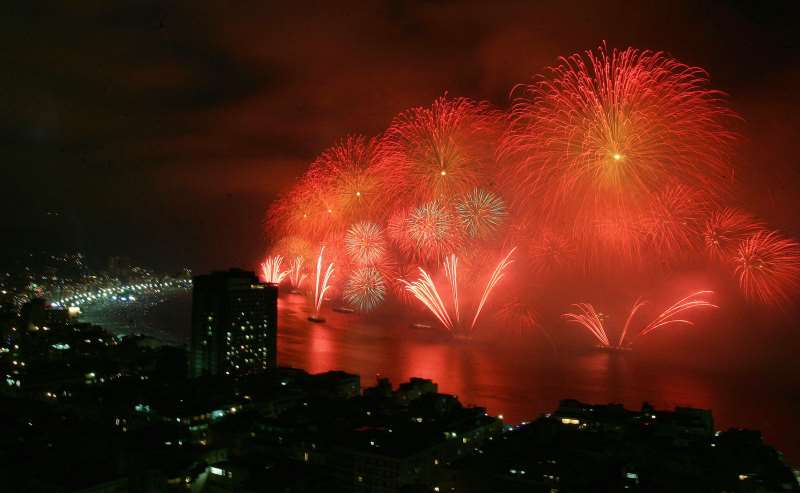 GER FIM DE ANO, ANO-NOVO, COPACABANA, BRASIL, FOGOS DE ARTIF�CIO. ABOUT TWO MILLIONS PEOPLE OBSERVE FIREWORKS FROM COPACABANA BEACH IN RIO DE JANEIRO, BRAZIL, TO CELEBRATE THE BEGINNING OF NEW YEAR'S DAY EARLY IN JANUARY 1, 2010. AFP PHOTO/GABRIEL LOPES