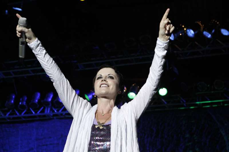 Famosa desde os anos 90, cantora de 46 anos faleceu subitamente