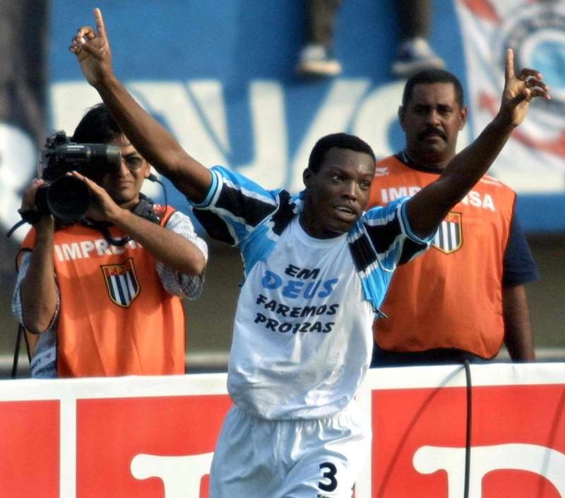 {'nm_midia_inter_thumb1':'https://www.jornaldocomercio.com/_midias/jpg/imagens3/Thumbnail_128x128/F_0000318926.JPG', 'id_midia_tipo':'2', 'id_tetag_galer':'', 'id_midia':'F_0000318926.JPG', 'cd_midia':5318926, 'ds_midia_link': 'https://www.jornaldocomercio.com/_midias/jpg/imagens3/F_0000318926.JPG', 'ds_midia': 'MARINHO, DEFENSOR DEL EQUIPO DE GREMIO, FESTEJA SU GOL FRENTE AL EQUIPO DEL CORINTHIANS, EL 17 DE JUNIO DE 2001, EN EL ESTADIO MORUMBI, EN SAO PAULO, BRASIL, EN LA FINAL DE LA COPA DE BRASIL. A LOS 15 MINUTOS DEL SEGUNDO TIEMPO, GREMIO GANA 2-0.      AFP PHOTO/MAURICIO LIMA    MARINHO JOGADOR DE FUTEBOL', 'ds_midia_credi': 'Mauricio Lima/AFP/JC', 'ds_midia_titlo': 'MARINHO, DEFENSOR DEL EQUIPO DE GREMIO, FESTEJA SU GOL FRENTE AL EQUIPO DEL CORINTHIANS, EL 17 DE JUNIO DE 2001, EN EL ESTADIO MORUMBI, EN SAO PAULO, BRASIL, EN LA FINAL DE LA COPA DE BRASIL. A LOS 15 MINUTOS DEL SEGUNDO TIEMPO, GREMIO GANA 2-0.      AFP PHOTO/MAURICIO LIMA    MARINHO JOGADOR DE FUTEBOL', 'cd_tetag': '1', 'cd_midia_w': '800', 'cd_midia_h': '705', 'align': 'Left'}