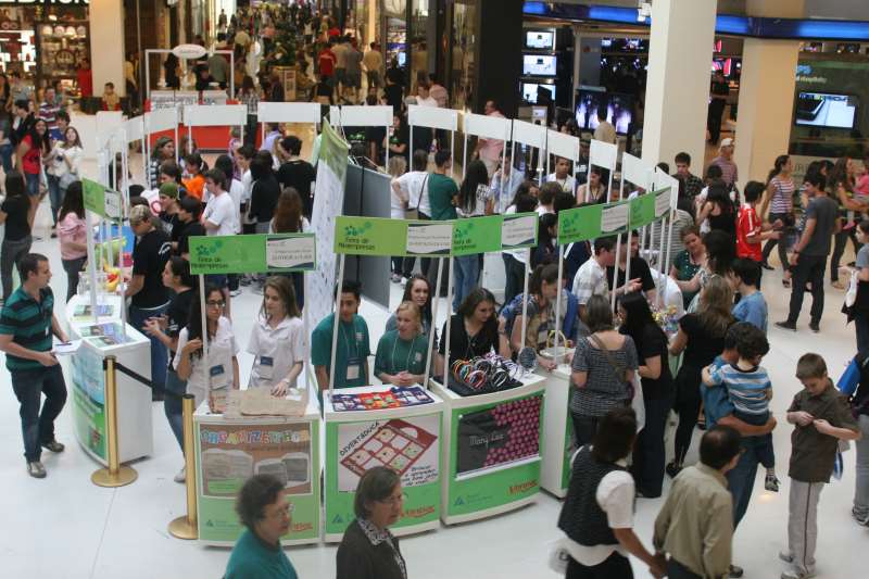 Em algumas edi��es, alunos participam de feiras para venda dos itens 