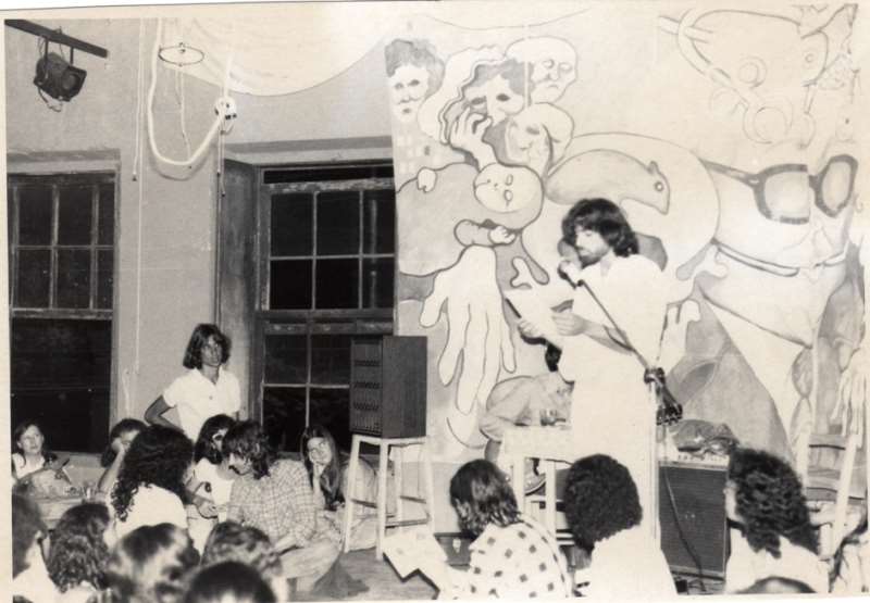 Palco foi montado inicialmente para esquetes teatrais, mas logo o rock tomou conta