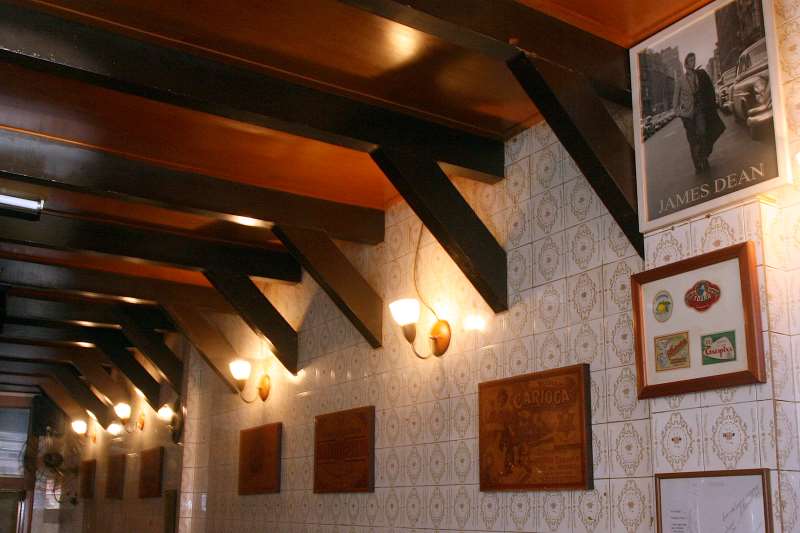 {'nm_midia_inter_thumb1':'https://www.jornaldocomercio.com/_midias/jpg/imagens4/Thumbnail_128x128/F_0000476204.JPG', 'id_midia_tipo':'2', 'id_tetag_galer':'', 'id_midia':'F_0000476204.JPG', 'cd_midia':5476204, 'ds_midia_link': 'https://www.jornaldocomercio.com/_midias/jpg/imagens4/F_0000476204.JPG', 'ds_midia': 'BAR ODEON &Eacute; UM DOS REDUTOS BO&Ecirc;MIOS MAIS TRADICIONAIS DO CENTRO DE PORTO ALEGRE.  LAZER. VIDA NOTURNA. DESCANSO. CONFRATERNIZA&Ccedil;&Atilde;O ENTRE AMIGOS.', 'ds_midia_credi': 'GILMAR LU&Iacute;S/JC', 'ds_midia_titlo': 'BAR ODEON &Eacute; UM DOS REDUTOS BO&Ecirc;MIOS MAIS TRADICIONAIS DO CENTRO DE PORTO ALEGRE.  LAZER. VIDA NOTURNA. DESCANSO. CONFRATERNIZA&Ccedil;&Atilde;O ENTRE AMIGOS.', 'cd_tetag': '1', 'cd_midia_w': '', 'cd_midia_h': '', 'align': 'Left'}