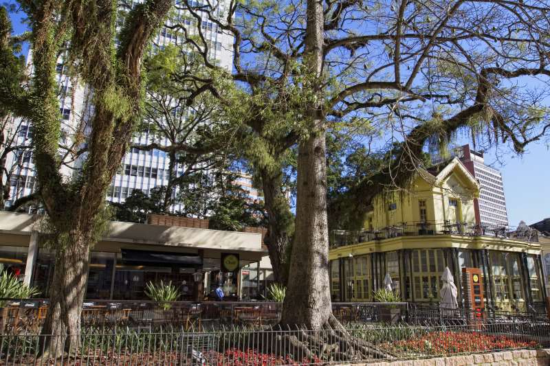 {'nm_midia_inter_thumb1':'https://www.jornaldocomercio.com/_midias/jpg/imagens4/Thumbnail_128x128/F_0000506874.JPG', 'id_midia_tipo':'2', 'id_tetag_galer':'', 'id_midia':'F_0000506874.JPG', 'cd_midia':5506874, 'ds_midia_link': 'https://www.jornaldocomercio.com/_midias/jpg/imagens4/F_0000506874.JPG', 'ds_midia': 'CHALÉ DA PRAÇA XV, LOCALIZADO NO CENTRO DE PORTO ALEGRE/RS. NOVOS AMBIENTES', 'ds_midia_credi': 'MARCOS NAGELSTEIN/JC', 'ds_midia_titlo': 'CHALÉ DA PRAÇA XV, LOCALIZADO NO CENTRO DE PORTO ALEGRE/RS. NOVOS AMBIENTES', 'cd_tetag': '1', 'cd_midia_w': '', 'cd_midia_h': '', 'align': 'Left'}