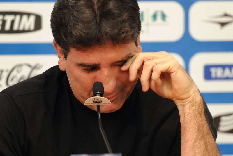 {'nm_midia_inter_thumb1':'https://www.jornaldocomercio.com/_midias/jpg/imagens4/Thumbnail_128x128/F_0000507872.JPG', 'id_midia_tipo':'2', 'id_tetag_galer':'', 'id_midia':'F_0000507872.JPG', 'cd_midia':5507872, 'ds_midia_link': 'https://www.jornaldocomercio.com/_midias/jpg/imagens4/F_0000507872.JPG', 'ds_midia': 'RENATO PORTALUPPI CHORA EM SUA DESPEDIDA_EDU ANDRADE-AGÊNCIA FREELANCER', 'ds_midia_credi': 'EDU ANDRADE/AGÊNCIA FREELANCER/JC', 'ds_midia_titlo': 'RENATO PORTALUPPI CHORA EM SUA DESPEDIDA_EDU ANDRADE-AGÊNCIA FREELANCER', 'cd_tetag': '1', 'cd_midia_w': '800', 'cd_midia_h': '534', 'align': 'Left'}