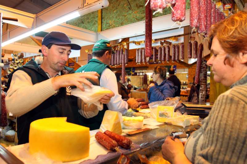 É quase impossível visitar os estandes e não sair com sacolas cheias de produtos da agroindústria 