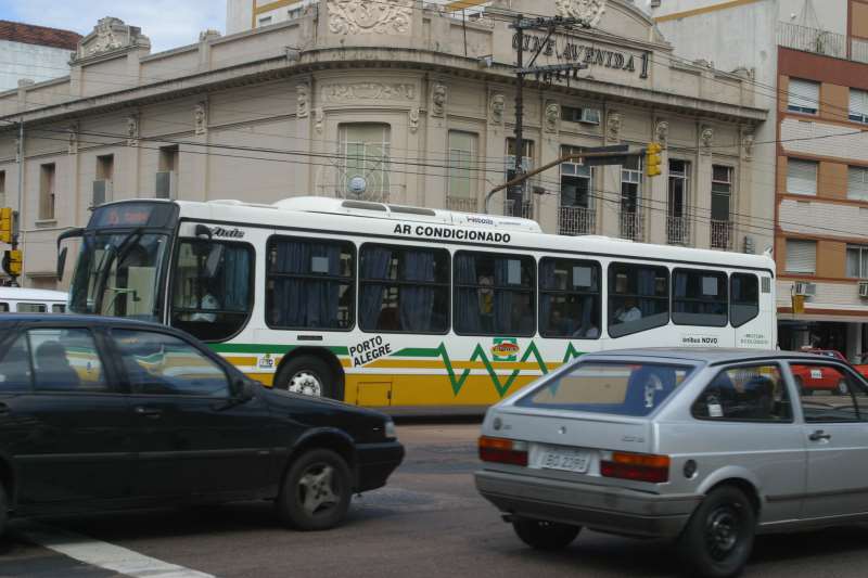 Em Porto Alegre, aumentou a frota de ônibus com ar-condicionado, o que exige limpeza