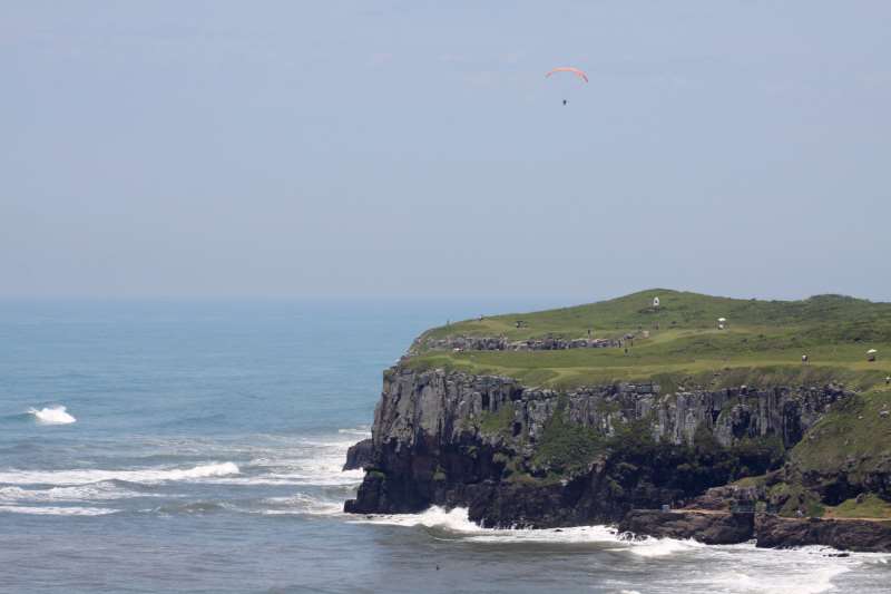 Segundo o Corpo de Bombeiros, homem caiu do penhasco ao se aproximar para jogar uma flor no mar