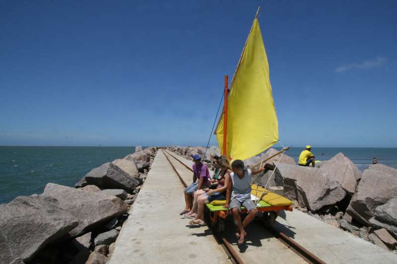 Vagonetas são atração turística nos Molhes da Barra, em Rio Grande