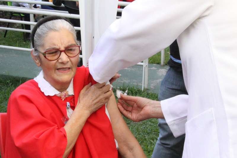 Idosos poderão procurar filiais da Panvel, Agafarma e São João ata receber a vacina em vez dos postos