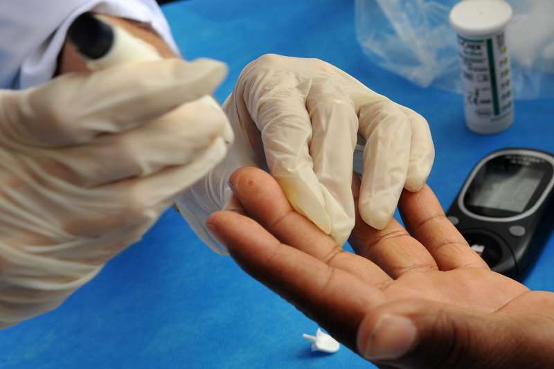 Teste utiliza amostra de uma gota de sangue da ponta do dedo do participante