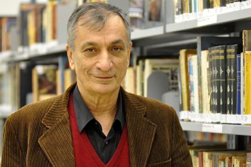 O novo acadêmico escreveu ensaios filosóficos como O mundo desde o Fim e Finalidades sem Fim