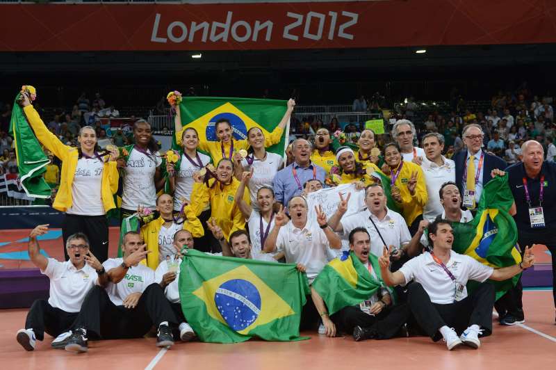 {'nm_midia_inter_thumb1':'https://www.jornaldocomercio.com/_midias/jpg/imagens4/Thumbnail_128x128/F_0000654906.JPG', 'id_midia_tipo':'2', 'id_tetag_galer':'', 'id_midia':'F_0000654906.JPG', 'cd_midia':5654906, 'ds_midia_link': 'https://www.jornaldocomercio.com/_midias/jpg/imagens4/F_0000654906.JPG', 'ds_midia': 'V&Ocirc;LEI FEMININO CONQUISTA O OURO EM LONDRES   BRAZIL'S VOLLEYBALL TEAM POSES WITH THEIR GOLD MEDALS FOR WINNING THE WOMEN'S VOLLEYBALL GOLD MEDAL MATCH OF THE LONDON 2012 OLYMPICS GAMES, IN LONDON ON AUGUST 11, 2012. AFP PHOTO / KIRILL KUDRYAVTSEV', 'ds_midia_credi': 'KIRILL KUDRYAVTSEV/AFP/JC', 'ds_midia_titlo': 'V&Ocirc;LEI FEMININO CONQUISTA O OURO EM LONDRES   BRAZIL'S VOLLEYBALL TEAM POSES WITH THEIR GOLD MEDALS FOR WINNING THE WOMEN'S VOLLEYBALL GOLD MEDAL MATCH OF THE LONDON 2012 OLYMPICS GAMES, IN LONDON ON AUGUST 11, 2012. AFP PHOTO / KIRILL KUDRYAVTSEV', 'cd_tetag': '1', 'cd_midia_w': '800', 'cd_midia_h': '532', 'align': 'Left'}