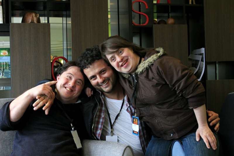 O diretor Marcelo Galvão com os atores de Colegas (2013), premiado filme exibido com audiodescrição em Gramado