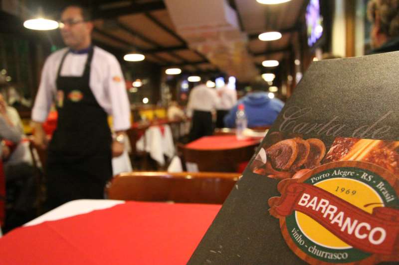 {'nm_midia_inter_thumb1':'https://www.jornaldocomercio.com/_midias/jpg/imagens4/Thumbnail_128x128/F_0000665366.JPG', 'id_midia_tipo':'2', 'id_tetag_galer':'', 'id_midia':'F_0000665366.JPG', 'cd_midia':5665366, 'ds_midia_link': 'https://www.jornaldocomercio.com/_midias/jpg/imagens4/F_0000665366.JPG', 'ds_midia': 'MOVIMENTO, MESAS E CASA CHEIA NO BARRANCO', 'ds_midia_credi': 'GILMAR LUÍS/JC', 'ds_midia_titlo': 'MOVIMENTO, MESAS E CASA CHEIA NO BARRANCO', 'cd_tetag': '1', 'cd_midia_w': '', 'cd_midia_h': '', 'align': 'Left'}