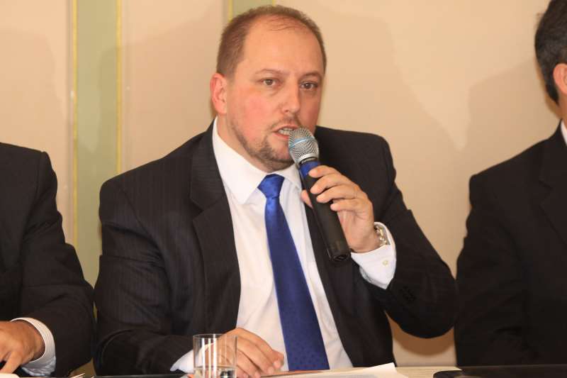 {'nm_midia_inter_thumb1':'https://www.jornaldocomercio.com/_midias/jpg/imagens4/Thumbnail_128x128/F_0000690256.JPG', 'id_midia_tipo':'2', 'id_tetag_galer':'', 'id_midia':'F_0000690256.JPG', 'cd_midia':5690256, 'ds_midia_link': 'https://www.jornaldocomercio.com/_midias/jpg/imagens4/F_0000690256.JPG', 'ds_midia': 'BALAN&Ccedil;O DE UM ANO DA OPERA&Ccedil;&Atilde;O VIAGEM SEGURA E DAS A&Ccedil;&Otilde;ES NAS ESTRADAS NO FERIADO DE PROCLAMA&Ccedil;&Atilde;O DA REP&Uacute;BLICA.    NA FOTO: ALESSANDRO BARCELLOS, DIRETOR-PRESIDENTE DO DETRAN/RS APRESENTA O BALAN&Ccedil;O DA OPERA&Ccedil;&Atilde;O VIAGEM SEGURA.', 'ds_midia_credi': 'ANTONIO PAZ/ARQUIVO/JC', 'ds_midia_titlo': 'BALAN&Ccedil;O DE UM ANO DA OPERA&Ccedil;&Atilde;O VIAGEM SEGURA E DAS A&Ccedil;&Otilde;ES NAS ESTRADAS NO FERIADO DE PROCLAMA&Ccedil;&Atilde;O DA REP&Uacute;BLICA.    NA FOTO: ALESSANDRO BARCELLOS, DIRETOR-PRESIDENTE DO DETRAN/RS APRESENTA O BALAN&Ccedil;O DA OPERA&Ccedil;&Atilde;O VIAGEM SEGURA.', 'cd_tetag': '1', 'cd_midia_w': '800', 'cd_midia_h': '533', 'align': 'Left'}