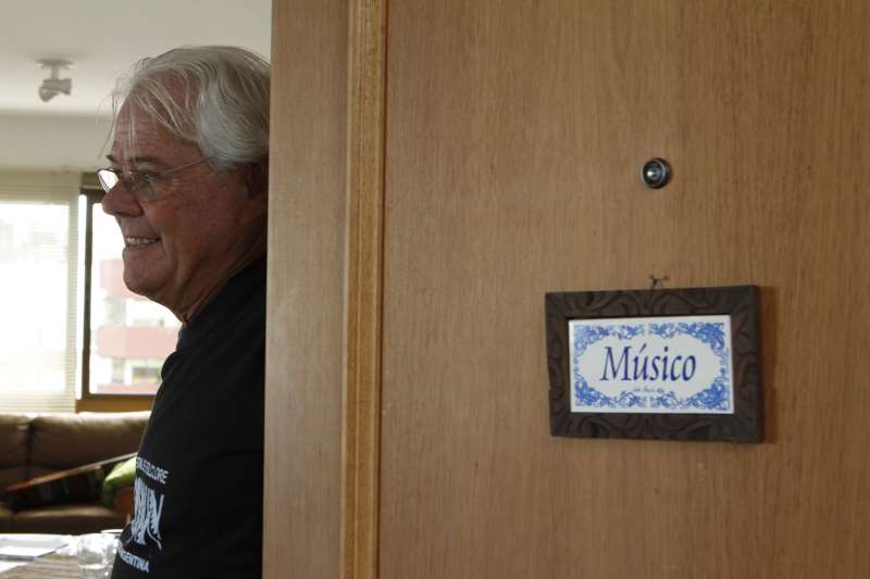 Nascido na Capital em 17 de novembro de 1947, se criou na Mostardeiro