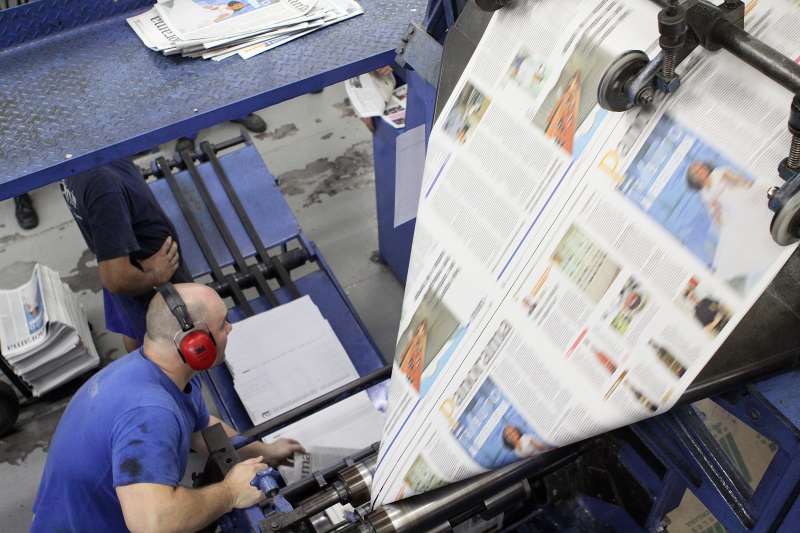 No caso do jornal impresso, uma das características que ajuda a evitar a transmissão é o fato de o papel jornal ser poroso