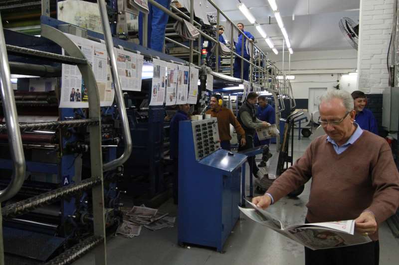 {'nm_midia_inter_thumb1':'https://www.jornaldocomercio.com/_midias/jpg/imagens4/Thumbnail_128x128/F_0000752776.JPG', 'id_midia_tipo':'2', 'id_tetag_galer':'', 'id_midia':'F_0000752776.JPG', 'cd_midia':5752776, 'ds_midia_link': 'https://www.jornaldocomercio.com/_midias/jpg/imagens4/F_0000752776.JPG', 'ds_midia': 'Giacomo Baglio modernizou o parque gr&aacute;fico do JC; na imagem, em 2013, ele confere a qualidade da impress&atilde;o do jornal', 'ds_midia_credi': 'JO&Atilde;O MATTOS/ARQUIVO/JC', 'ds_midia_titlo': 'Giacomo Baglio modernizou o parque gr&aacute;fico do JC; na imagem, em 2013, ele confere a qualidade da impress&atilde;o do jornal', 'cd_tetag': '1', 'cd_midia_w': '800', 'cd_midia_h': '533', 'align': 'Left'}