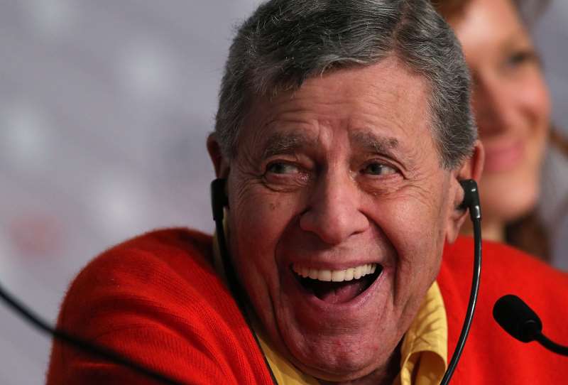 Ator ficou famoso na década de 1950 como artista de comédia em clubes, na televisão e no cinema