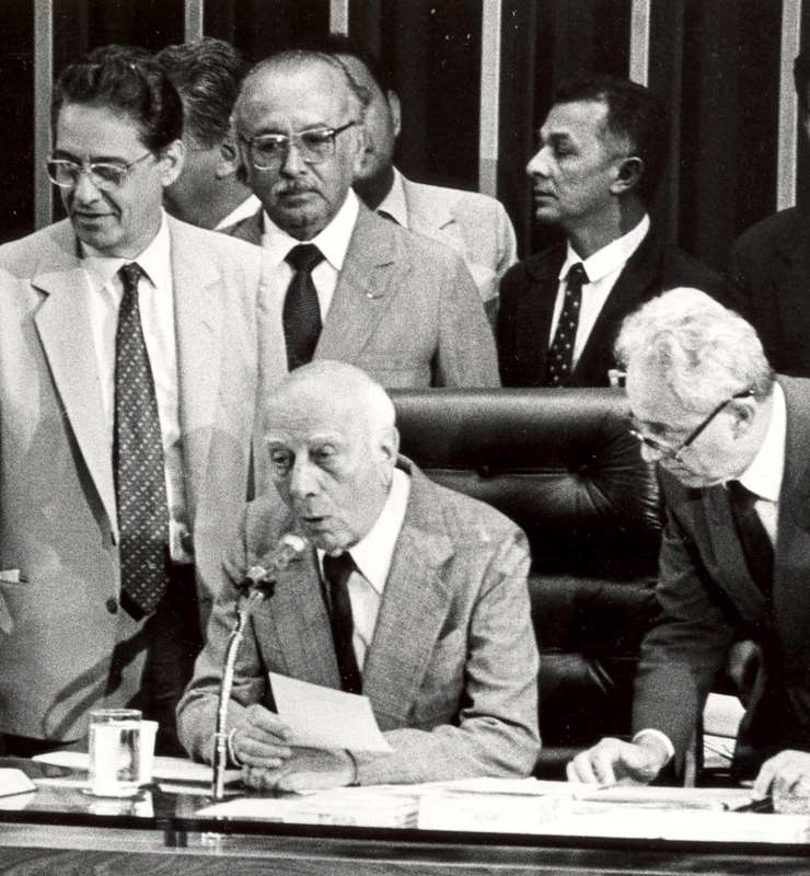 Ulysses Guimar&atilde;es: se 
vivo, se envergonharia