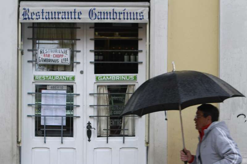 {'nm_midia_inter_thumb1':'https://www.jornaldocomercio.com/_midias/jpg/imagens4/Thumbnail_128x128/F_0000788164.JPG', 'id_midia_tipo':'2', 'id_tetag_galer':'', 'id_midia':'F_0000788164.JPG', 'cd_midia':5788164, 'ds_midia_link': 'https://www.jornaldocomercio.com/_midias/jpg/imagens4/F_0000788164.JPG', 'ds_midia': 'PG3.  REABERTURA PARCIAL DO MERCADO PÚBLICO DE PORTO ALEGRE. OS RESTAURANTES TRADICIONAIS DO PISO TÉRREO, GAMBRINUS E NAVAL RECOMEÇARAM AS SUAS ATIVIDADES.', 'ds_midia_credi': 'JOÃO MATTOS/ARQUIVO/JC', 'ds_midia_titlo': 'PG3.  REABERTURA PARCIAL DO MERCADO PÚBLICO DE PORTO ALEGRE. OS RESTAURANTES TRADICIONAIS DO PISO TÉRREO, GAMBRINUS E NAVAL RECOMEÇARAM AS SUAS ATIVIDADES.', 'cd_tetag': '1', 'cd_midia_w': '', 'cd_midia_h': '', 'align': 'Left'}