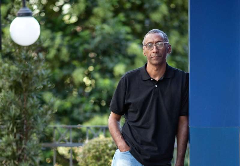 Projeto 'Poesia no Ling' convida o escritor e ensaísta Ronald Augusto