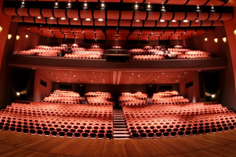 Espaço tem capacidade para 1.750 espectadores e está distribuído em duas plateias e mezanino