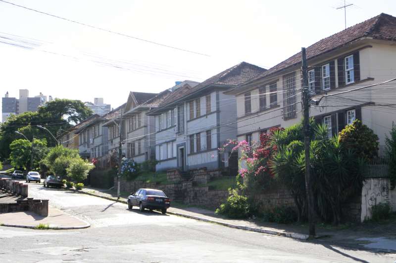 {'nm_midia_inter_thumb1':'https://www.jornaldocomercio.com/_midias/jpg/imagens4/Thumbnail_128x128/F_0000823788.JPG', 'id_midia_tipo':'2', 'id_tetag_galer':'', 'id_midia':'F_0000823788.JPG', 'cd_midia':5823788, 'ds_midia_link': 'https://www.jornaldocomercio.com/_midias/jpg/imagens4/F_0000823788.JPG', 'ds_midia': 'VILA DO IAPI.    CASAS, APARTAMENTOS, HABITAÇÕES.    NA FOTO: TRADICIONAIS MORADIAS DO BAIRRO IAPI.', 'ds_midia_credi': 'JOÃO MATTOS/ARQUIVO/JC', 'ds_midia_titlo': 'VILA DO IAPI.    CASAS, APARTAMENTOS, HABITAÇÕES.    NA FOTO: TRADICIONAIS MORADIAS DO BAIRRO IAPI.', 'cd_tetag': '1', 'cd_midia_w': '', 'cd_midia_h': '', 'align': 'Left'}