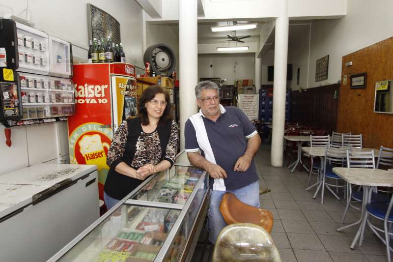 {'nm_midia_inter_thumb1':'https://www.jornaldocomercio.com/_midias/jpg/imagens4/Thumbnail_128x128/F_0000835362.JPG', 'id_midia_tipo':'2', 'id_tetag_galer':'', 'id_midia':'F_0000835362.JPG', 'cd_midia':5835362, 'ds_midia_link': 'https://www.jornaldocomercio.com/_midias/jpg/imagens4/F_0000835362.JPG', 'ds_midia': 'ENTREVISTA COM SID E ANA, DONOS DO BAMBUS, PARA O HIST&Oacute;RIAS DO VAREJO.    NA FOTO: ANA FIORI E SIDNEI ANTONIO FIORI BAR BAMBUS', 'ds_midia_credi': 'ANTONIO PAZ/ARQUIVO/JC', 'ds_midia_titlo': 'ENTREVISTA COM SID E ANA, DONOS DO BAMBUS, PARA O HIST&Oacute;RIAS DO VAREJO.    NA FOTO: ANA FIORI E SIDNEI ANTONIO FIORI BAR BAMBUS', 'cd_tetag': '1', 'cd_midia_w': '800', 'cd_midia_h': '533', 'align': 'Left'}